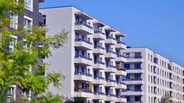 Avrupa 'daki yerleşim yerleri doğayla uyum içinde. Çevre dostu, yeşilliklerle dolu bir şehirde yaşıyor. Eko apartman binası enerji tasarrufu ve temiz hava kavramı. 