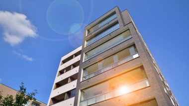 Kentsel konut binasının modern mimarisi. Apartmanın dış tarafı, apartman cephesi..