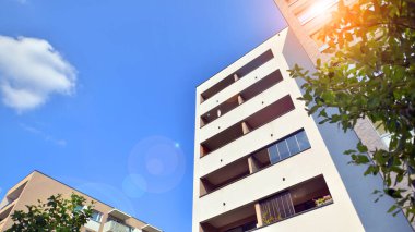 Avrupa 'daki yerleşim yerleri doğayla uyum içinde. Çevre dostu, yeşilliklerle dolu bir şehirde yaşıyor. Eko apartman binası enerji tasarrufu ve temiz hava kavramı. 