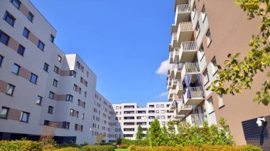 Avrupa 'daki yerleşim yerleri doğayla uyum içinde. Çevre dostu, yeşilliklerle dolu bir şehirde yaşıyor. Eko apartman binası enerji tasarrufu ve temiz hava kavramı. 