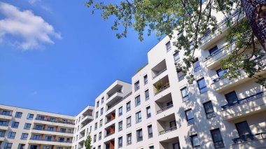 Avrupa 'daki yerleşim yerleri doğayla uyum içinde. Çevre dostu, yeşilliklerle dolu bir şehirde yaşıyor. Eko apartman binası enerji tasarrufu ve temiz hava kavramı. 