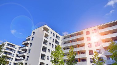 Avrupa 'daki yerleşim yerleri doğayla uyum içinde. Çevre dostu, yeşilliklerle dolu bir şehirde yaşıyor. Eko apartman binası enerji tasarrufu ve temiz hava kavramı. 