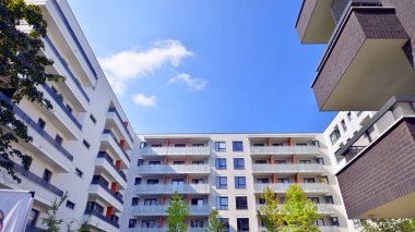 Avrupa 'daki yerleşim yerleri doğayla uyum içinde. Çevre dostu, yeşilliklerle dolu bir şehirde yaşıyor. Eko apartman binası enerji tasarrufu ve temiz hava kavramı. 