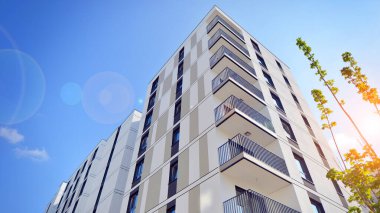 Avrupa 'daki yerleşim yerleri doğayla uyum içinde. Çevre dostu, yeşilliklerle dolu bir şehirde yaşıyor. Eko apartman binası enerji tasarrufu ve temiz hava kavramı. 