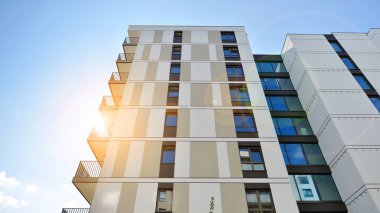 Kentsel konut binasının modern mimarisi. Apartmanın dış tarafı, apartman cephesi..