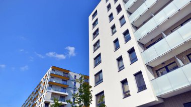 Avrupa 'daki yerleşim yerleri doğayla uyum içinde. Çevre dostu, yeşilliklerle dolu bir şehirde yaşıyor. Eko apartman binası enerji tasarrufu ve temiz hava kavramı. 