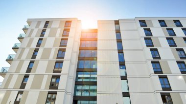 Kentsel konut binasının modern mimarisi. Apartmanın dış tarafı, apartman cephesi..