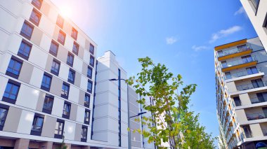 Avrupa 'daki yerleşim yerleri doğayla uyum içinde. Çevre dostu, yeşilliklerle dolu bir şehirde yaşıyor. Eko apartman binası enerji tasarrufu ve temiz hava kavramı. 