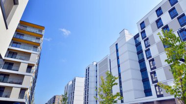 Avrupa 'daki yerleşim yerleri doğayla uyum içinde. Çevre dostu, yeşilliklerle dolu bir şehirde yaşıyor. Eko apartman binası enerji tasarrufu ve temiz hava kavramı. 