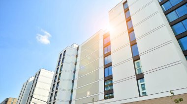 Kentsel konut binasının modern mimarisi. Apartmanın dış tarafı, apartman cephesi..