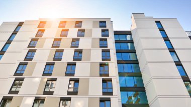 Kentsel konut binasının modern mimarisi. Apartmanın dış tarafı, apartman cephesi..