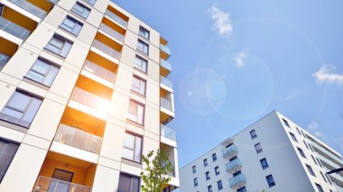 Kentsel konut binasının modern mimarisi. Apartmanın dış tarafı, apartman cephesi..