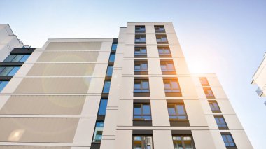Kentsel konut binasının modern mimarisi. Apartmanın dış tarafı, apartman cephesi..