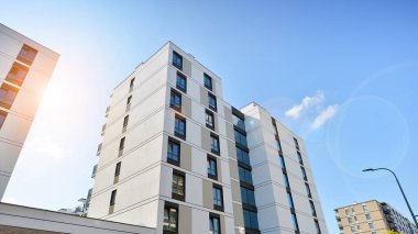 Kentsel konut binasının modern mimarisi. Apartmanın dış tarafı, apartman cephesi..
