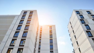 Kentsel konut binasının modern mimarisi. Apartmanın dış tarafı, apartman cephesi..