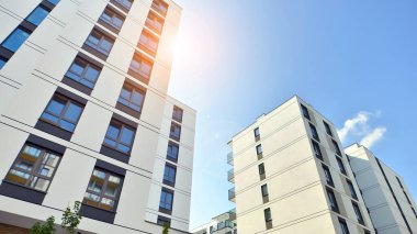Kentsel konut binasının modern mimarisi. Apartmanın dış tarafı, apartman cephesi..