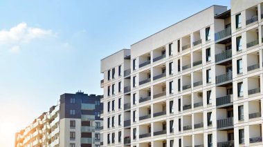 Kentsel konut binasının modern mimarisi. Apartmanın dış tarafı, apartman cephesi..