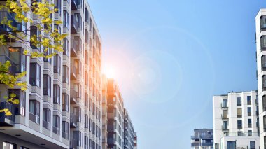 Kentsel konut binasının modern mimarisi. Apartmanın dış tarafı, apartman cephesi..