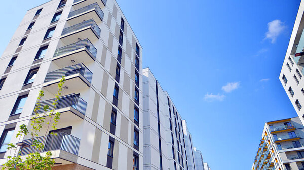 Современная архитектура городского жилого дома. Внешний фасад жилого дома.