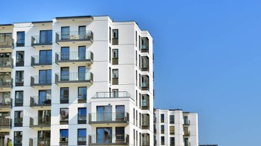 Kentsel konut binasının modern mimarisi. Apartmanın dış tarafı, apartman cephesi..