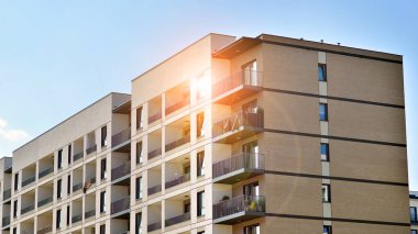 Kentsel konut binasının modern mimarisi. Apartmanın dış tarafı, apartman cephesi..