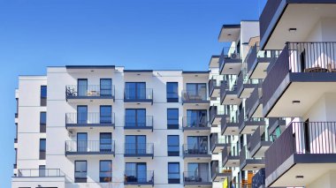 Kentsel konut binasının modern mimarisi. Apartmanın dış tarafı, apartman cephesi..