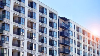 Kentsel konut binasının modern mimarisi. Apartmanın dış tarafı, apartman cephesi..