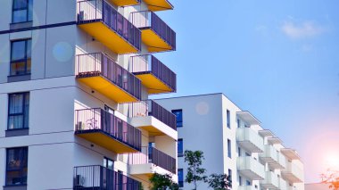 Kentsel konut binasının modern mimarisi. Apartmanın dış tarafı, apartman cephesi..