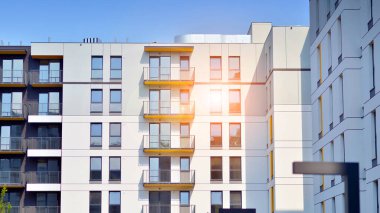 Kentsel konut binasının modern mimarisi. Apartmanın dış tarafı, apartman cephesi..