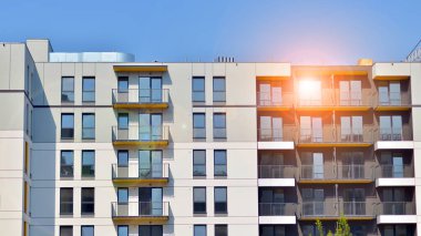 Kentsel konut binasının modern mimarisi. Apartmanın dış tarafı, apartman cephesi..