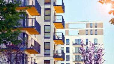 Avrupa 'daki yerleşim yerleri doğayla uyum içinde. Çevre dostu, yeşilliklerle dolu bir şehirde yaşıyor. Eko apartman binası enerji tasarrufu ve temiz hava kavramı. 