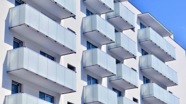 Kentsel konut binasının modern mimarisi. Apartmanın dış tarafı, apartman cephesi..