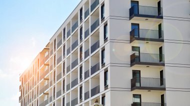 Kentsel konut binasının modern mimarisi. Apartmanın dış tarafı, apartman cephesi..