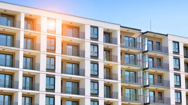 Kentsel konut binasının modern mimarisi. Apartmanın dış tarafı, apartman cephesi..