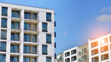 Kentsel konut binasının modern mimarisi. Apartmanın dış tarafı, apartman cephesi..