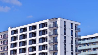 Kentsel konut binasının modern mimarisi. Apartmanın dış tarafı, apartman cephesi..