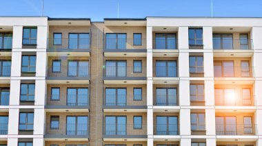 Kentsel konut binasının modern mimarisi. Apartmanın dış tarafı, apartman cephesi..