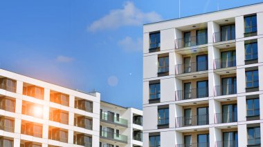 Kentsel konut binasının modern mimarisi. Apartmanın dış tarafı, apartman cephesi..