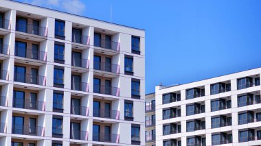 Kentsel konut binasının modern mimarisi. Apartmanın dış tarafı, apartman cephesi..