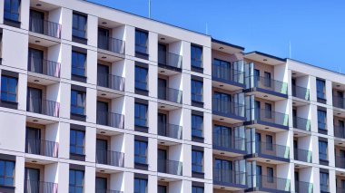 Kentsel konut binasının modern mimarisi. Apartmanın dış tarafı, apartman cephesi..