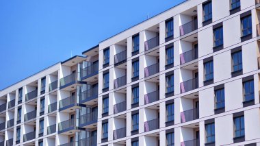 Kentsel konut binasının modern mimarisi. Apartmanın dış tarafı, apartman cephesi..