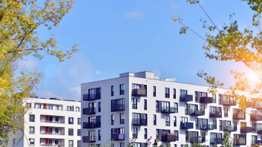 Avrupa 'daki yerleşim yerleri doğayla uyum içinde. Çevre dostu, yeşilliklerle dolu bir şehirde yaşıyor. Eko apartman binası enerji tasarrufu ve temiz hava kavramı. 