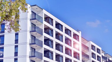 Avrupa 'daki yerleşim yerleri doğayla uyum içinde. Çevre dostu, yeşilliklerle dolu bir şehirde yaşıyor. Eko apartman binası enerji tasarrufu ve temiz hava kavramı. 