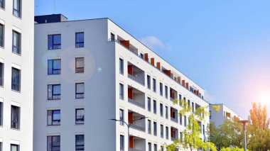 Avrupa 'daki yerleşim yerleri doğayla uyum içinde. Çevre dostu, yeşilliklerle dolu bir şehirde yaşıyor. Eko apartman binası enerji tasarrufu ve temiz hava kavramı. 