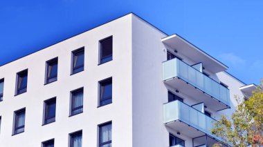 Avrupa 'daki yerleşim yerleri doğayla uyum içinde. Çevre dostu, yeşilliklerle dolu bir şehirde yaşıyor. Eko apartman binası enerji tasarrufu ve temiz hava kavramı. 