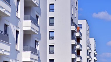 Kentsel konut binasının modern mimarisi. Apartmanın dış tarafı, apartman cephesi..