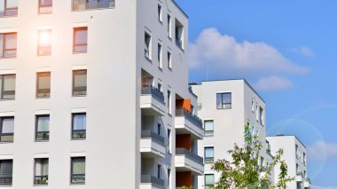 Avrupa 'daki yerleşim yerleri doğayla uyum içinde. Çevre dostu, yeşilliklerle dolu bir şehirde yaşıyor. Eko apartman binası enerji tasarrufu ve temiz hava kavramı. 