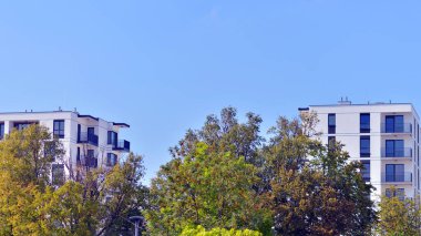 Avrupa 'daki yerleşim yerleri doğayla uyum içinde. Çevre dostu, yeşilliklerle dolu bir şehirde yaşıyor. Eko apartman binası enerji tasarrufu ve temiz hava kavramı. 