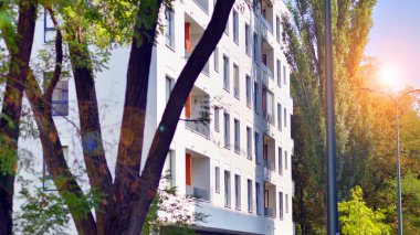 Avrupa 'daki yerleşim yerleri doğayla uyum içinde. Çevre dostu, yeşilliklerle dolu bir şehirde yaşıyor. Eko apartman binası enerji tasarrufu ve temiz hava kavramı. 