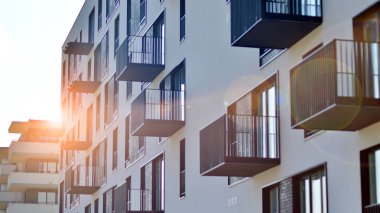 Kentsel konut binasının modern mimarisi. Apartmanın dış tarafı, apartman cephesi..